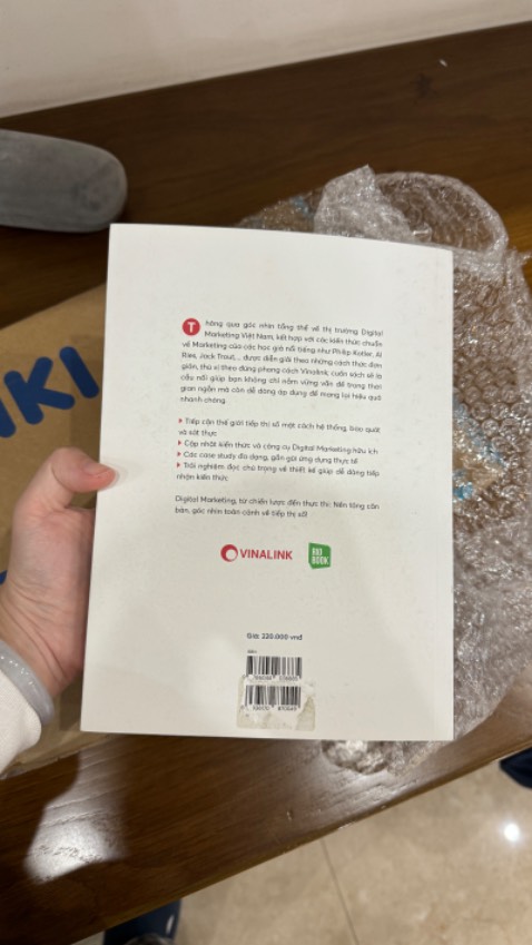 các bạn bán sách vậy đó hả tiki ơi :))))) sách cũ mềm xong bóc giá, bụi bẩn rồi lấy ra bán giá sách mới cho khách vậy đó hả? bảo sao người tiêu dùng chê ơi là chê cái nền tảng của các bạn, không phải vì *** rẻ hơn mà vì chất lượng của các bạn như hạch vậy đó. Đặt 3 quyển sách thì 2 quyển giao đến cũ rích, cũ hơn sách ngta hay lấy đọc thử ở nhà sách nữa. Thôi nghỉ dùm đừng có buôn bán gì trên cái nền tảng này nữa hộ cái