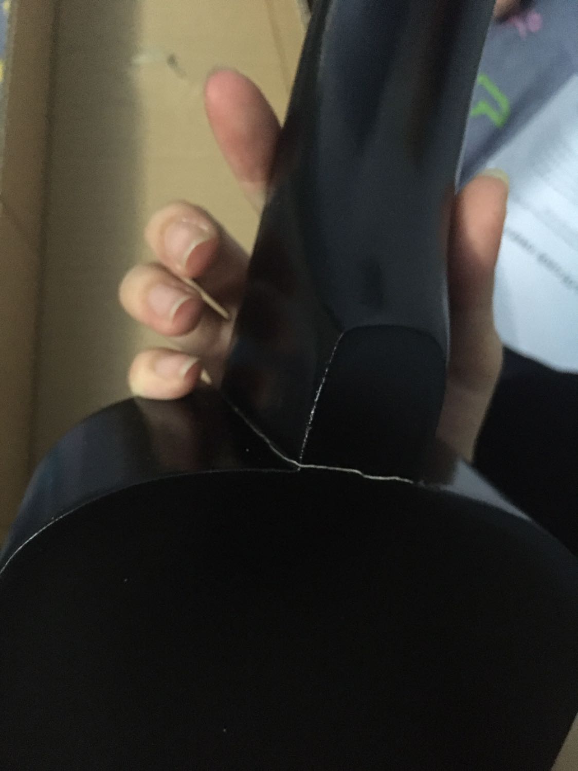 Đàn bị nứt ở thân đàn
Mua 3 cây xanh, hồng, đen nhưng cây đen bị nứt
Mong tiki hỗ trợ em đổi trả ạ