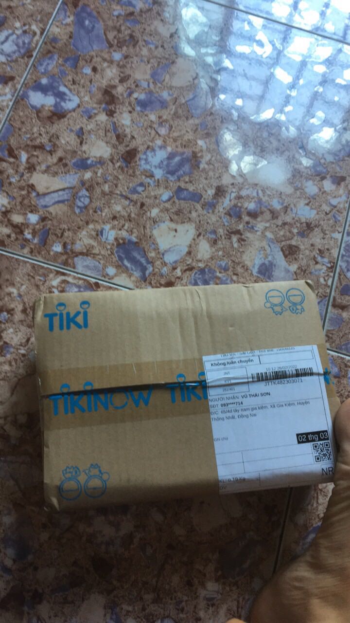 Cáp chất lượng hoàn thiện tốt, hơi cứng không được dẻo, khó để gắn cho những màn hình nằm sát tường vì khó bẻ góc dây