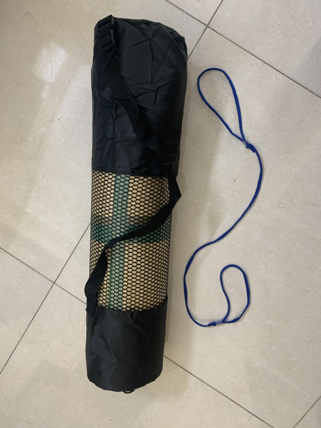 Thảm rất đẹp và hoàn thiện, ko 1 vết xây xước dù tình trạng xây xước là rất phổ biến khi tôi mua nhưng thảm khác trc đây.
Vân định tuyến in rất sâu và sắc nét, rõ ràng.
Túi và dây buộc đầy đủ nha
Hoa văn thảm cũng đẹp nữa