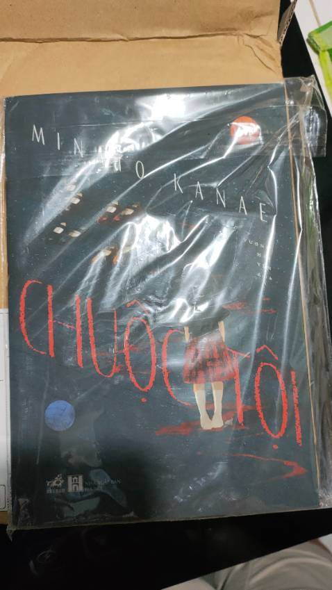 Sách được bọc bookcare tuyệt vời. Đóng gói rất cẩn thận và sách đẹp. Cuốn này nên đọc nha, tâm lý nhân vật được tác giả khai thác rất sâu và cuốn hút. Những yếu tố khơi gợi sự tò mò của người đọc từ đầu đến cuối.