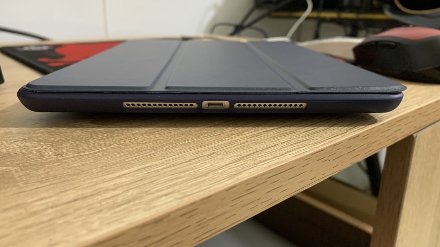 Hàng đẹp, dày dặn hơn mình mong đợi. Hợp với các dòng ipad gen 5, gen 6, pro 9.7, air 1, air 2 nhé các bạn. Máy mình gen 6.

Nắp bên ngoài là da công nghiệp mềm mịn, trong lót nhung, có nam châm tắt mở màn hình. Ốp lưng bên ngoài cũng da, bên trong cao su dẻo, ôm vừa vặn thân máy.