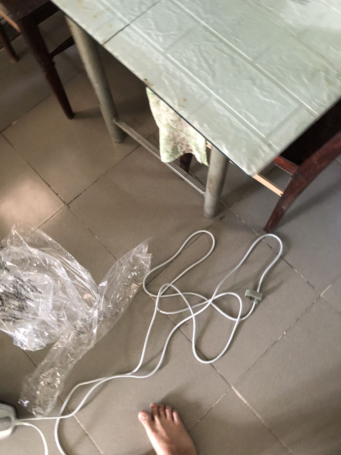 Ok đấy, hơi ồn chút, mà cái bộ phận lọc bụi, chổi quét, đèn uv hãng nên có chế độ bán lẻ để thay khi cần thiết, nhìn cũng dễ hỏng nếu ko cẩn thận