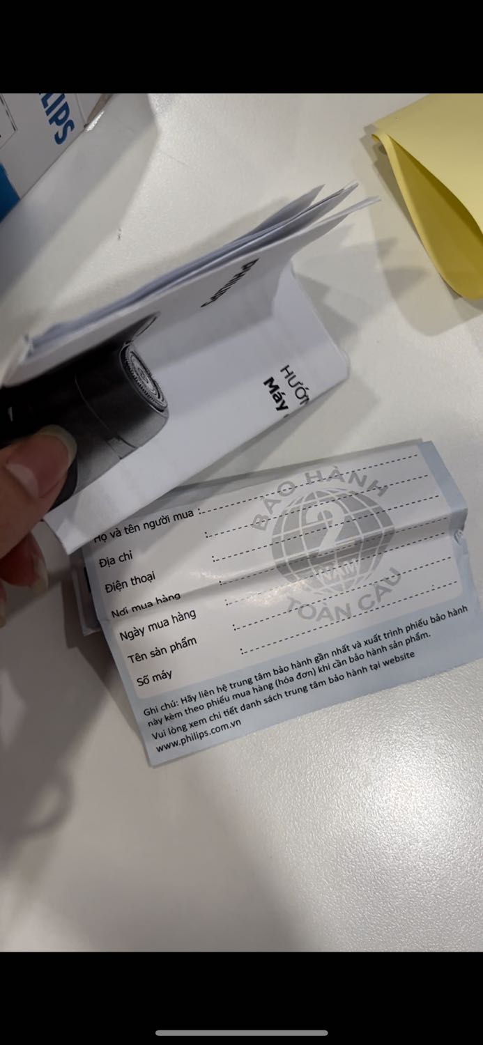 Chả biết phải chính hãng ko mà k có nổi cái seal hay cái keo dán nắp hộp, khui hàng ra thấy hộp tệ vô cùng vì nhét bừa phiếu bảo hàng vô làm đóng hộp k kín nổi, lại còn xếp đại cái phiếu bảo hành và hdsd trông phát gớm rồi nhét vào hộp. K gấp nổi tử tế ngay ngắn hay sao í, mua tặng mà nhìn như đồ xài rồi k dám tặng luôn. Chừa k dám mua lần 2