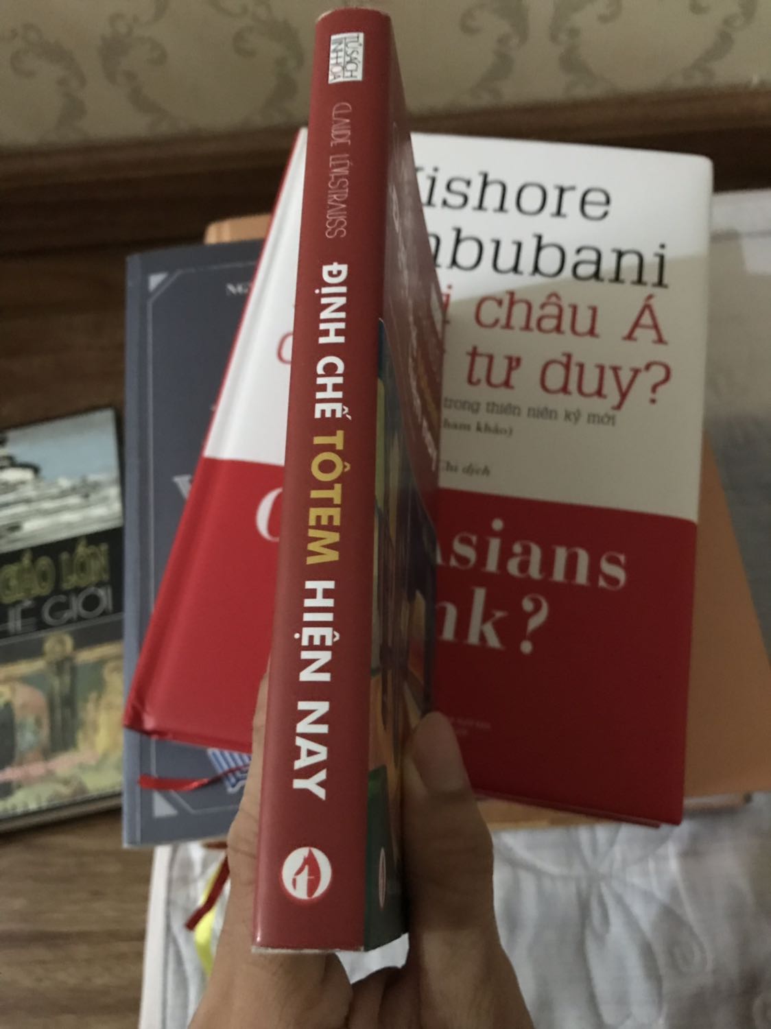 Lévi-Strauss thì quá nổi tiếng rồi. Chỉ mong dịch giả dịch tốt thì ổn thôi.
Mỗi tội sách giao tới tay mình bìa gập ngoài bị sờn cả cạnh trên và dưới ở phần gáy sách.
Mà thôi kệ, chấp nhận được.