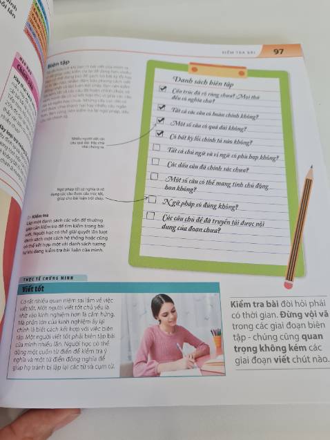 Bao bì đẹp, nội dung về câu từ hình ảnh đơn giản bắt mắt, dễ hiểu. Bé 11 tuổi rất thích