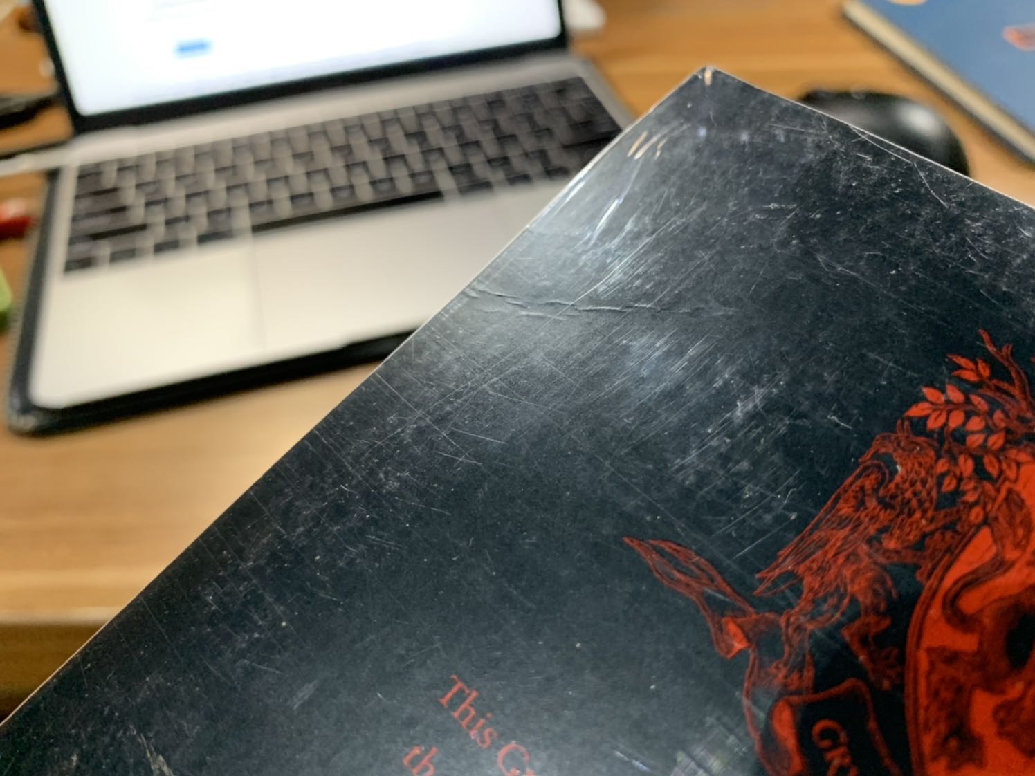 Bọc sách cẩn thận. Sách bọc mang co kín nhưng bìa sách bị gấp, náp và góc sách bị quăn. Mong Tiki hỗ trợ đổi trả sản phẩm mới hơn cho mình.