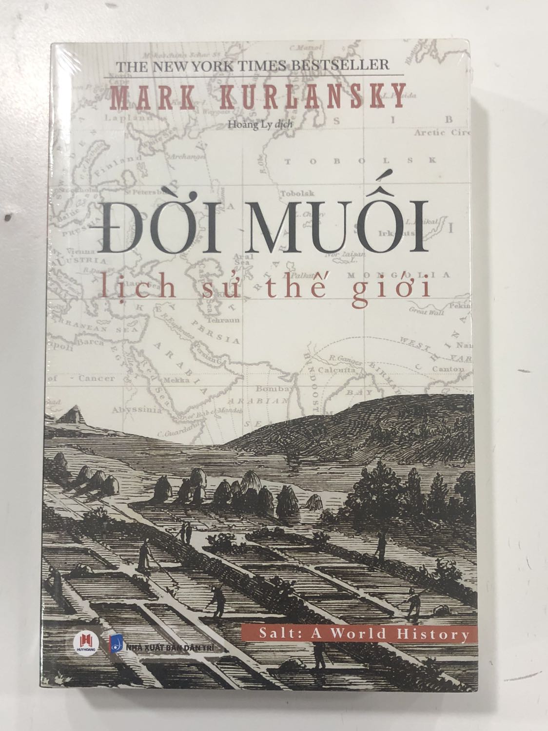 Sách mới tới tay nên chưa kịp đọc nội dung, nhưng khâu vận chuyển và đóng gói rất ổn, hộp không móp méo mà còn có thêm lớp giấy chống sốc bên trên, nên khi rọc hộp ra không lo phạm phải bìa sách. Giá sale tốt, sách còn nguyên vẹn bọc bên ngoài, mới tinh.