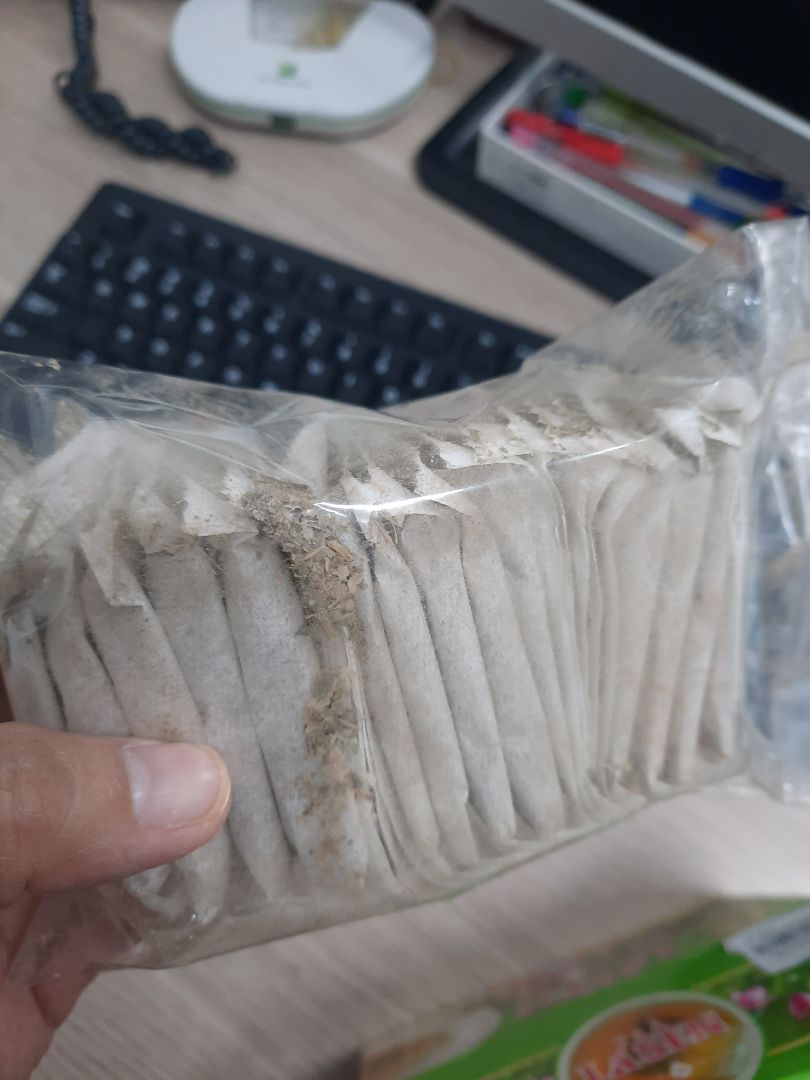 Giao 2 hộp. 1 hộp bao bì kín, ruột ok. 1 hộp ko còn bao nilon bên ngoài, phần tem bị bóc và dán dính lại bằng đoạn băng keo trong. Ruột cũng bị bong đổ như ko còn mới.
Không hài lòng lần này