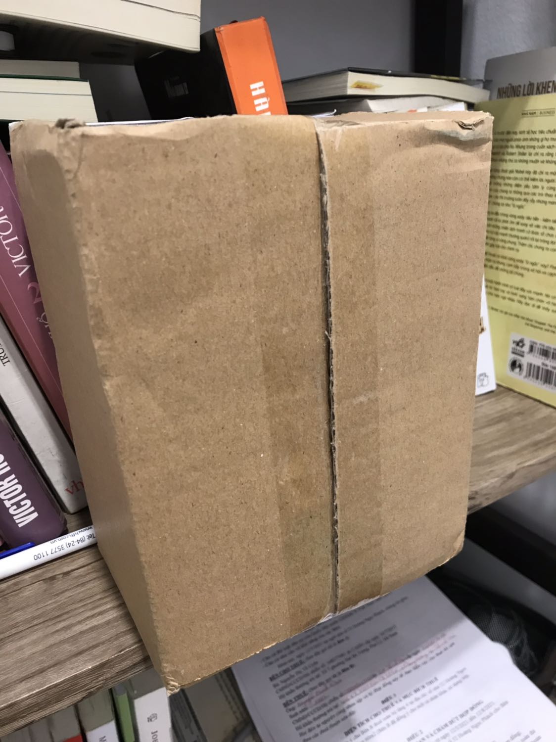 Giao hàng đúng hạn. Nhìn qua hình thức của máy, hộp, túi đựng, tài liệu hướng dẫn thì cảm thấy giống hàng Nhật xịn (hàng tàu rất hay viết sai chính tả tiếng Anh. Chất lượng máy và độ bền thì chưa sử dụng đủ lâu nên chưa biết được.