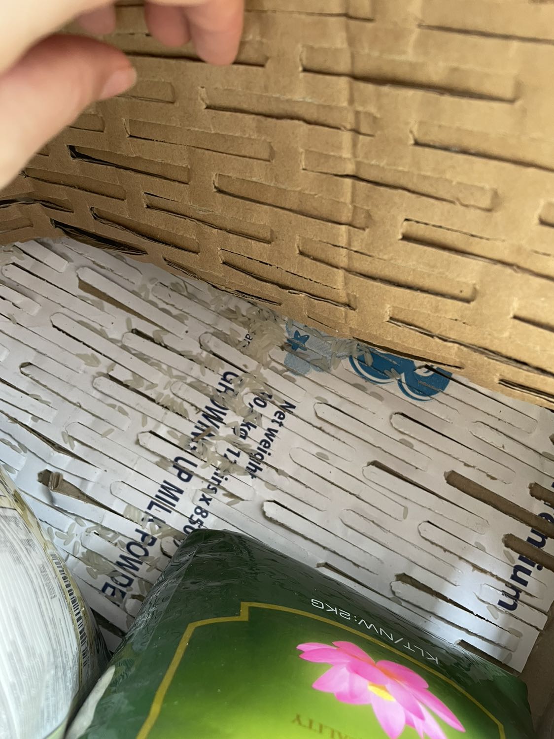 Mình đặt 4 gói gạo, giao đến có 2 gói bị rách bao (như hình), gạo đổ đầy trong thùng, vừa để xuống là văng ra ngoài tung toé! Người bán cố tình giao túi gạo rách cho khách hàng hay khâu kiểm hàng quá ẩu?Không biết gạo bên trong có còn dùng được nữa hay không?