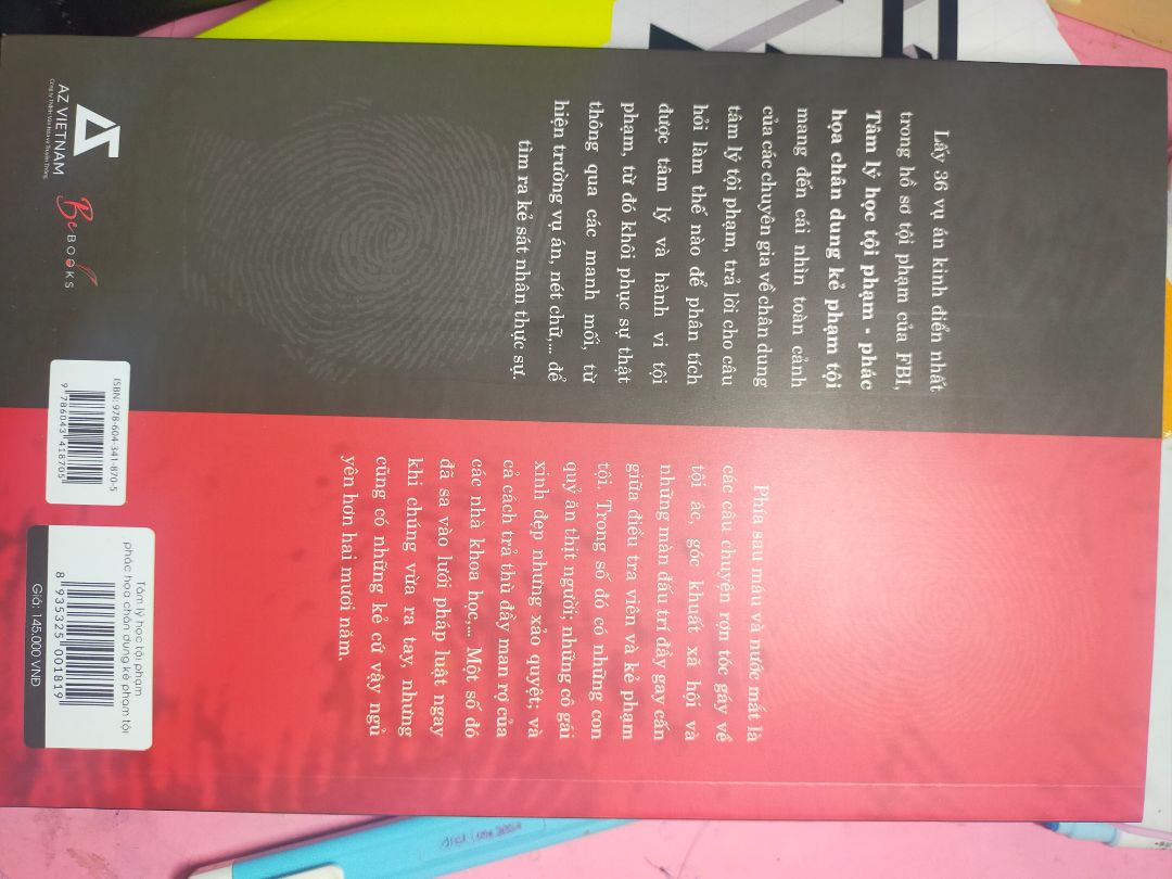 Giao hàng nhanh, bìa đẹp, có đủ bookmart, mình chưa đọc nên cũng chưa rõ nội dung
Sách có vẻ không được mới, ý mình là bìa còn xước nhiều chỗ, cả bookmark cũng vậy, giống với mấy cuốn ở nhà sách, theo mình thì mấy chi tiết này cũng không sao cả nhưng quyển này mình đặt cho bạn mình, khi sách không đạt yêu cầu lắm thì cũng có thể mất uy tín của mình nên mình sẽ đánh giá hơi khó một xí là 4 sao nha