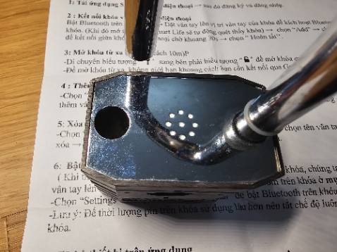 Khoá quảng cáo Thương hiệu Đức, giá cũng khá cao tuy nhiên theo mình cảm nhận dưới con mắt của 1 kỹ sư Cơ khí thì như sau nhé các bạn
1. Bề mặt hoàn thiện ko cao, lớp sơn có nhiều hạt nổi lên khá xấu
2. Đầu sạc cổng micro usb chứ ko phải type C, lớp nhựa che cũng đc làm khá lem nhem ko ưng mắt chút nào
3. Càng khoá không phải loại có 2 chốt móc
4. Bề mặt hoàn thiện ghép các tấm thép không đồng đều, điều khó hiểu với hàng thương hiệu Đức lắm
5. Khi đọc bài gthieu sp ko thấy seller nói rõ tính năng mở khoá từ xa qua wifi phải trả thêm tiền
Tuy nhiên vân tay nhận khá nhạy nên cho 4 Sao khích lệ