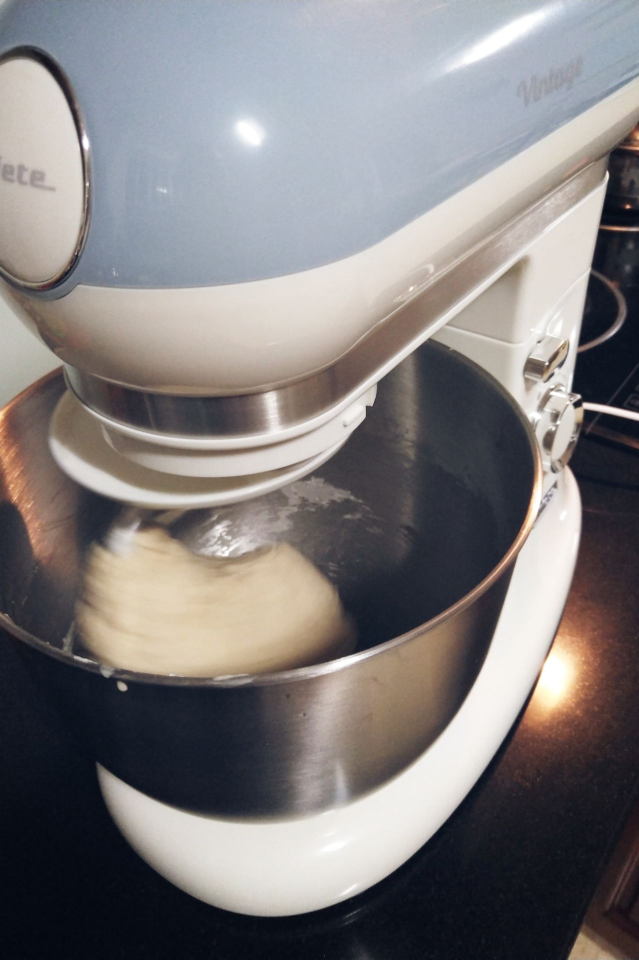 Mình mua và đã nhận hàng từ trước giãn cách, chủ yếu để nhồi bánh mì. Bao gói ổn, có tem niêm phong thùng bên trong. Mình dùng đều đều 1-3 lần mỗi tuần, tầm cũng 3 tháng rồi, mỗi mẻ 350g bột khô, máy vẫn đang chạy tốt. Có ồn và rung nhẹ, nhưng với chất lượng này thì giá khá hạt dẻ.