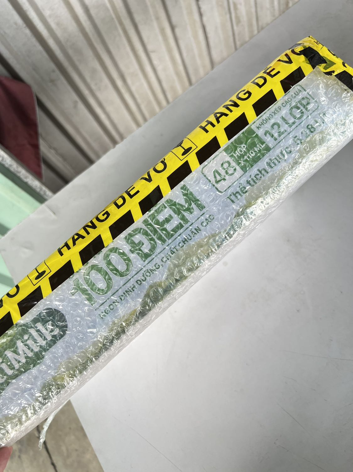 Shop đóng gói hàng rất kỹ lưỡng, Tiki giao hàng rất nhanh
Cháu mình chỉ mê loại này nhưng mẹ cháu tìm loại 110ml trên Tiki mà hổng thấy nên mình cố gắng tìm giúp, may sao tìm được sản phẩm của shop. Mẫu này khá mới nên khó tìm, mấy chỗ khác bán khá rẻ nhưng mẹ cháu sợ hàng cận date với hư hỏng. Mua ở Tiki thì giá hơi cao xíu nhưng chất lượng và an toàn hơn.
Thank Shop và Tiki