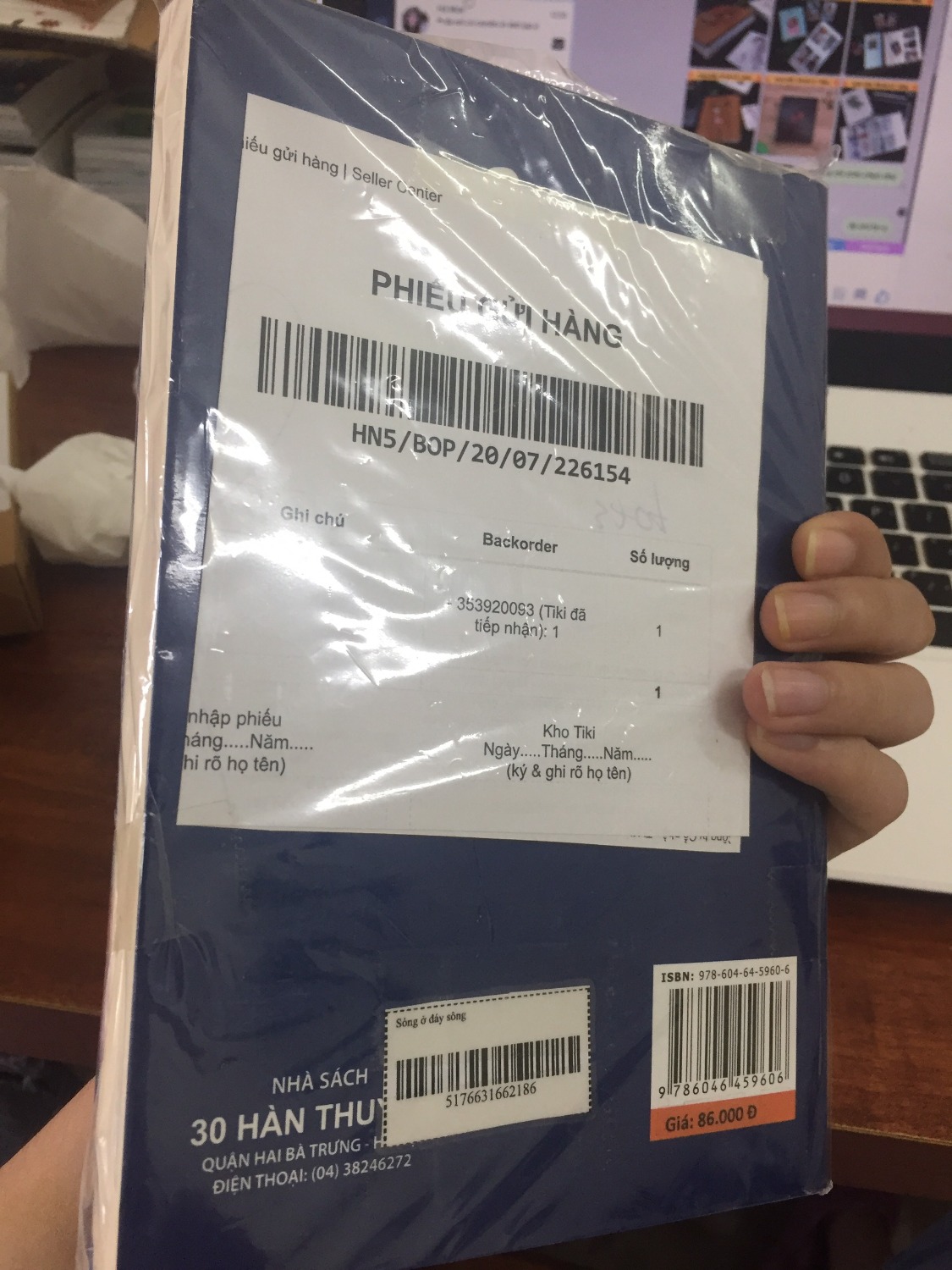 nội dung thì chắc ai xem phim cũng phần nào nhớ được
mình mua vì muốn sở hữu của riêng thui nên ko có nhận xét mất
chú giao hàng quá quen thuộc và mong tiki tăng lương cho chú nhé nắng nôi đi lại nhìn chú vất vả lắm ấy