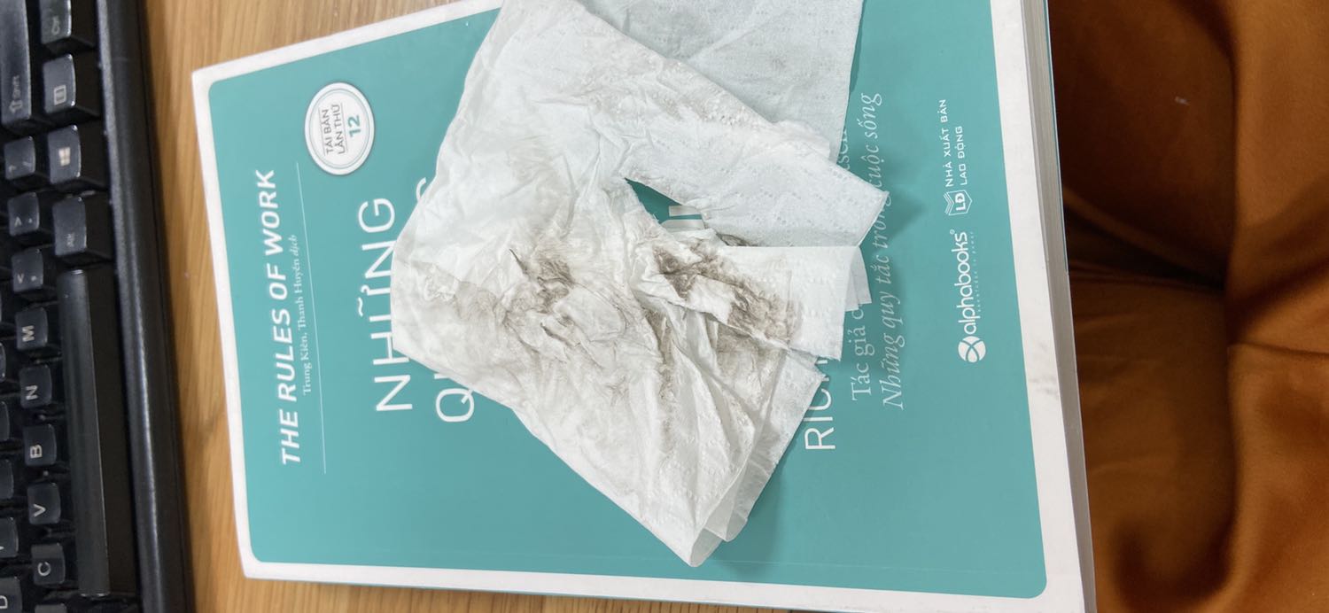 Sách giao như để từ lâu năm, bụi bẩn bám tùm lum, mình đọc sách vì nội dung của của nó nhưng không phải vì giảm giá mà giao một cuốn sách khiến khách hàng cảm thấy thiếu tôn trọng. Ít nhất cũng phải lau chùi trước khi giao chứ