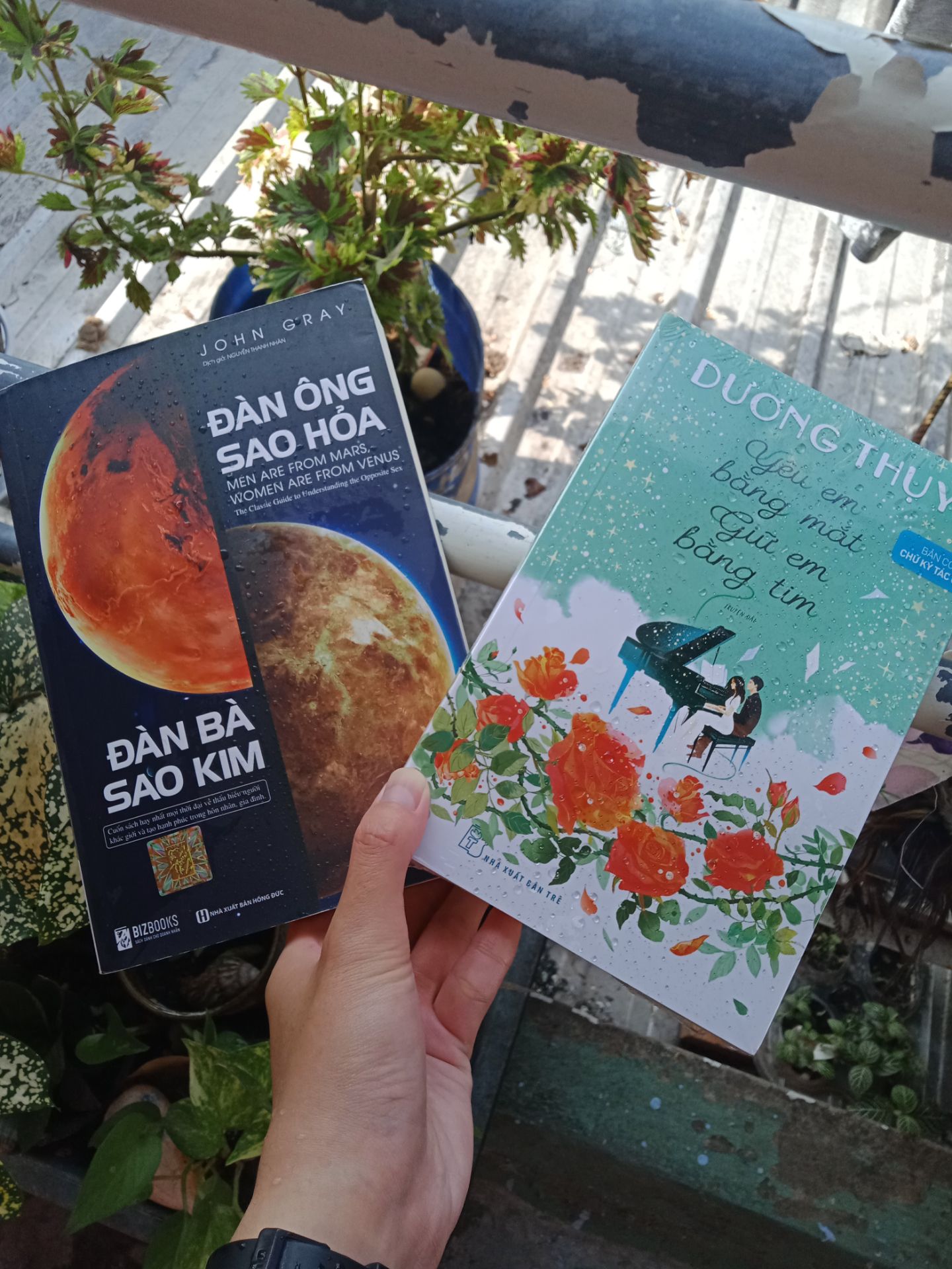 Sách hay, nhưng có 1 quyển k bao, hộp bị rách luôn. Bù lại quyển cô Dương Thụy thì có chữ ký