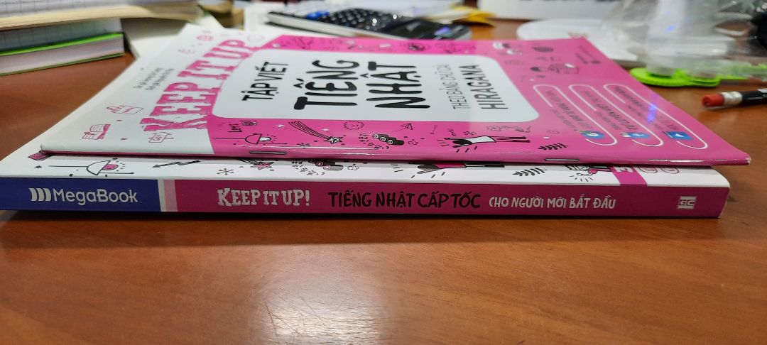 Mua sách mùa sale nên rất hời, nội dung khá tốt rất thích học cho người cham chỉ để học chứ mình lười quá học chơi chơi thì ok học để đi làm đi du học thì cần tìm hiểu rất kĩ nói chung là sách ok lắm. Tuy nhiên trong quá trình vân chuyện sách bị móp nên mình rất tiếc mình muốn đánh giá 4* nhưng mình đã suy nghĩ lại vì đây chỉ là việc nhỏ k đáng lo mà mĩnh vẫn mong bên giao hàng và bên đóng gói cẩn thẩn hơn để mình có thể tiếp tục ủng hộ 
cám ơn mng đã vất vả trong mùa dịch thế này giữ giìn sức khỏe nka iu iu