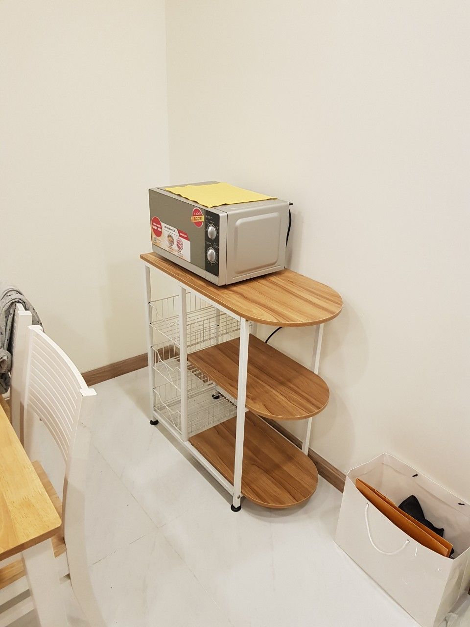 Mình mới ráp xong chưa để đồ lên nhiều nhưng kệ rất chắc chắn, khung dày dặn nhìn rất thích. Lắp ráp cũng dễ k khó lắm mình lắp tầm 15p là xong
Sản phẩm đóng gói cẩn thận, giao hàng nhanh, giá rẻ trong tầm chất lượng. Có dịp sẽ ủng hộ shop tiếp nhé.