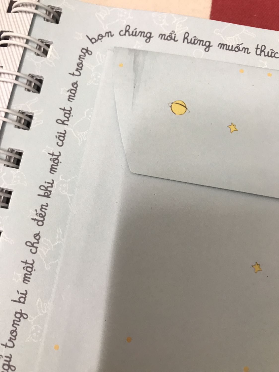 Thật ra thì sách dơ nhiều chỗ. Phong bì trong sách thì bị gấp nếp chèn ép. Nhưng mình vuốt thẳng lại rồi. Nói chung ngoài dơ ra thì sách đáng yêu. Phù hợp với nhà nào có bé trai và muốn lưu những kỷ niệm của em cùng gia đình. 
Cuối trang có thiệp cảm ơn và sticker dán lên phong bì thiệp cảm ơn.
