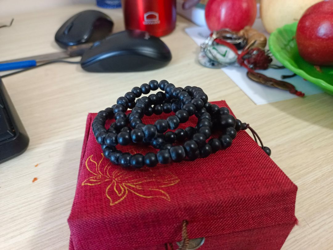 hình là cái vòng màu vàng, gửi sở cái vòng đen thui.cung ko thấy vân gỗ