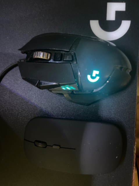 Chuột cỏ, dùng làm chuột phụ thi thoảng mới động vào nên cũng tạm, nút bấm thì êm nhưng chắc di chuột xịn quen r hay sao mà di con này hơi khó chịu 🤣