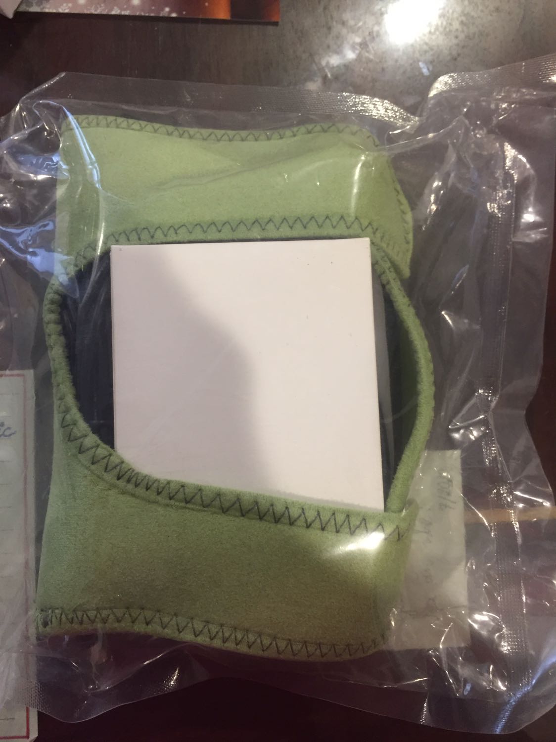 Sản phẩm thiết kế vòng tay quá ngắn, phải dùng dây ngoài buộc để
giữ đai chườm khuỷu tay. Chắc phải tự nối thêm mới sử đụng được.