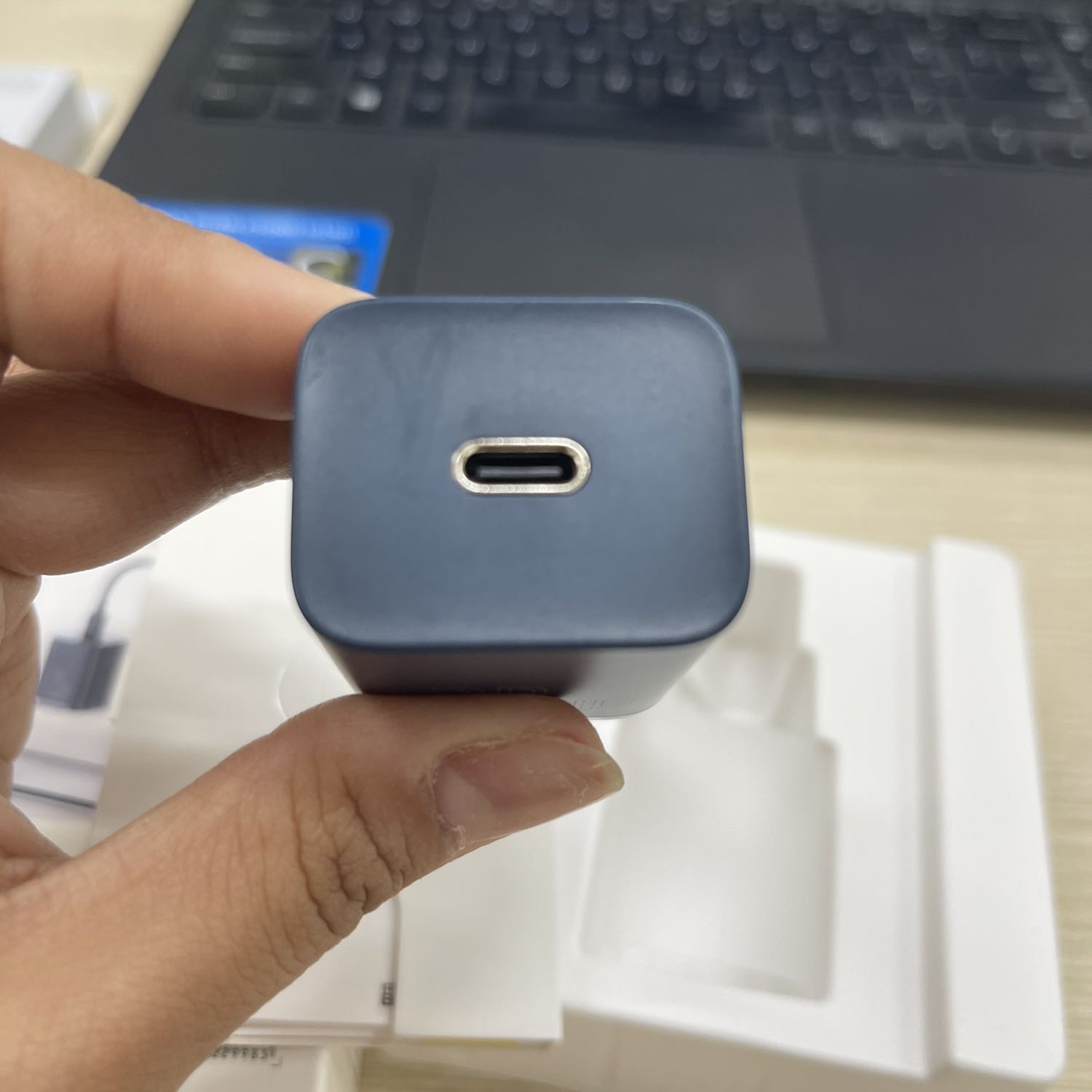 Đóng gói cẩn thận. Giao hàng nhanh. Sạc nhìn chắc chắn. Chưa dùng thử nên chưa biết sao.