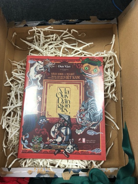 Vì chồng mình thích quyển sách này nên mình mua tặng chồng dịp Noel. Bìa sách và nội dung tuyệt vời, mới lạ. Dịch vụ của Tiki rất tốt, giao nhanh, gói quà đẹp và chắc chắn. Đặt gần 11h mà 12h đã có rồi. Cám ơn Tiki.