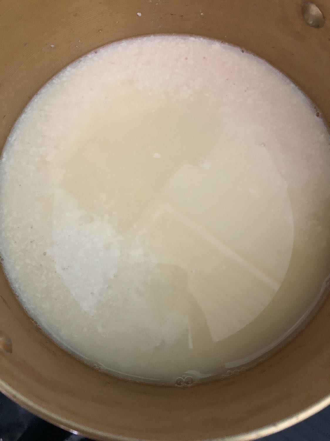 hộp sữa nó bị phồng xong hư như vậy lun nè, còn bị móp 2 góc thùng nữa 🥲 nhưng giao thì nhanh