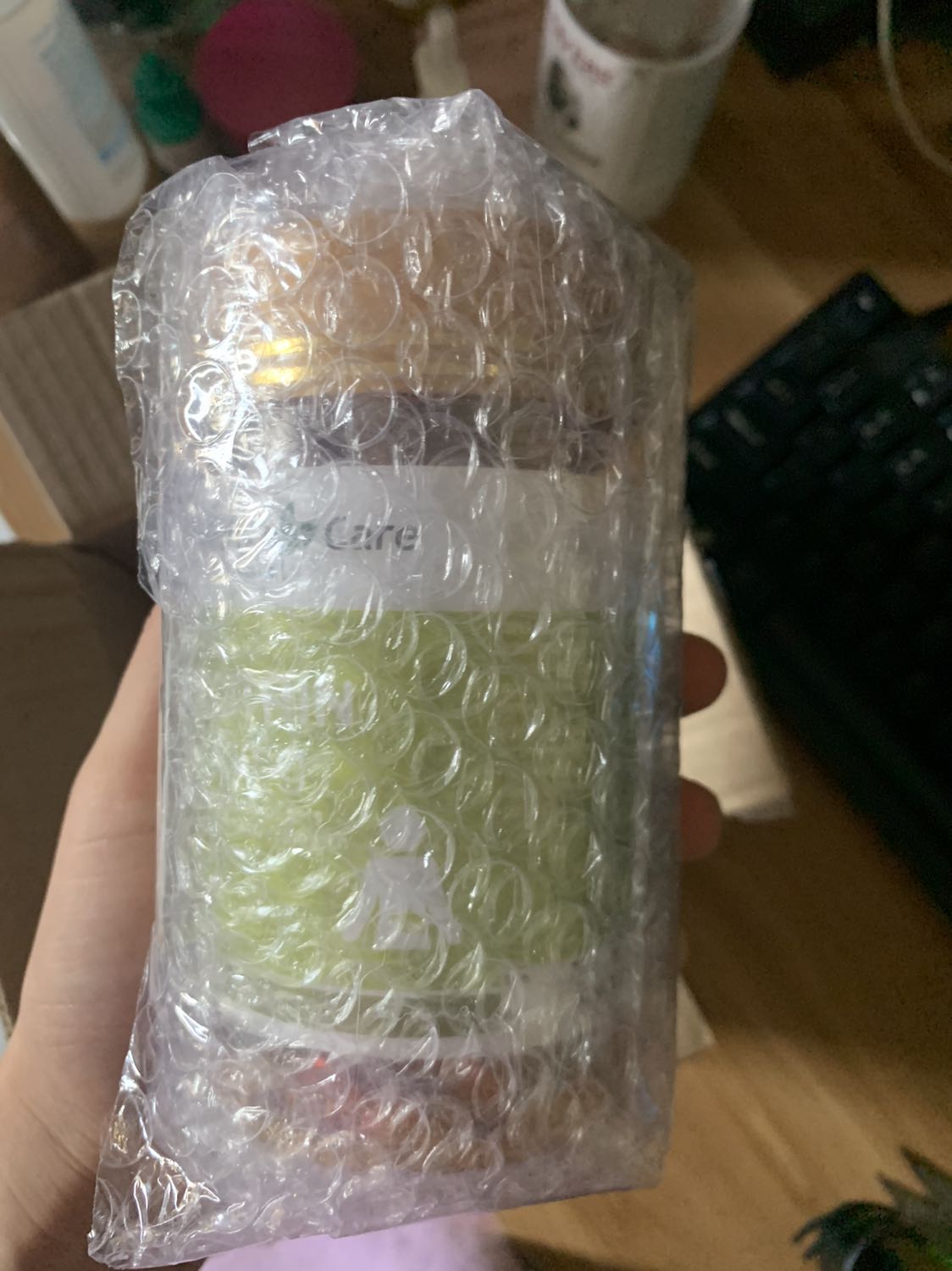 Đóng gói cẩn thận, chống sốc chắc chắn 
Hộp khá to so với tưởng tượng, check được mã, hạn đến 2035 
Hi vọng dùng hợp với mình, mình năm nay 25t, uống lần đầu