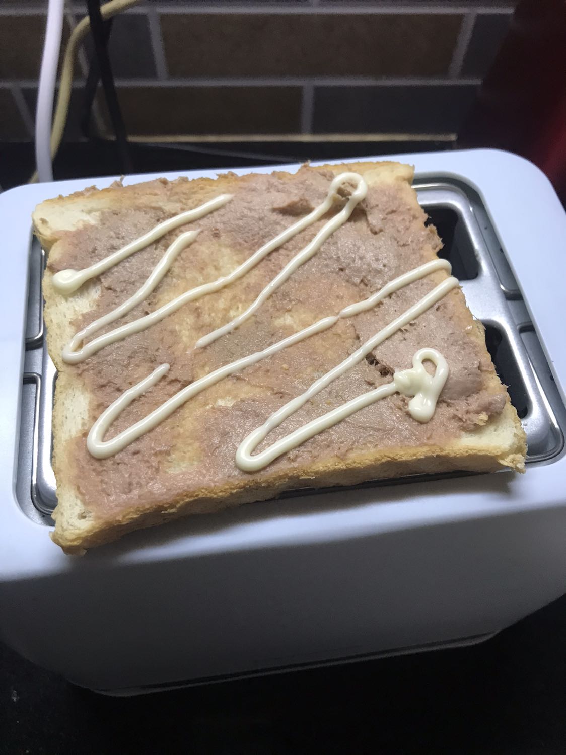 Đợt này là mình mua lần 2 để tặng cho bạn bè luôn rồi đó vì sự tiện lợi của nó. Mình mua lúc có mã giảm còn 464k.

Siêu tiện lợi cho các buổi sáng. Work from home nên là cần ăn nhanh. Tips của mình là mua bánh mì sandwich ở ABC, cá ngừ hộp, pate,... Sau đó chỉ phần phết lên bánh mì, ăn kèm với mayonaise là xong. Bánh mì nướng xong cắn phát rột rột giòn tan, dễ ăn mà lại ngon lành nữa. 

Điểm trừ: phần miếng nhôm bao quanh lần này của máy chưa được hoàn thiện lắm, hơi lõm vào trong không được thẩm mỹ.