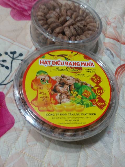 Giao hàng siêu tốc chưa đầy 24 tiếng ở xa 600km đã nhận. Hộp đẹp, sắp xếp hạt khéo léo 2 lớp là đầy mỗi hộp trông rất bắt mắt. Hạt to trà bá luôn. Giòn béo. Độ mặn vừa phải. Tiếc là lột vỏ hay bị vỡ nát không còn nguyên hột, tỉ lệ vở nát là 50/50. Điều đáng tiếc nữa là nắp hộp không có gai vặn kín, cũng không chụp lại cho kín được, chênh vênh. Nắp quá rộng hơn hộp nên khui ra phải ăn nhanh 500g cho hết hoặc trút ra cái bì khác cất kẻo hở gió dai nhách liền. Bất tiện và kém sang. Trừ 2 sao.