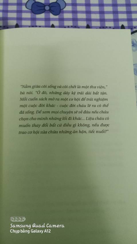 Thư viện nửa đêm cuốn sách này đã làm mình khóc vì mình cảm thấy tội cho cô gái ấy trong truyện, tội vì cô đã mắc kẹt trong cái vòng luẩn quẩn, và cảm thấy may mắn cho cô vì cuối cùng sau bao khó khăn vất vả cô đã tìm lại được bản ngã cá nhân và tránh đi nhưng lối mòn của cuộc sống này. Bạn chỉ sống trong cuộc sống của chính bạn và bạn k cần hiểu mọi thứ xquanh quá nhiều.Cô giúp mình hiểu hơn về cuộc đời của mỗi lối ngã mỗi bước đi về một cuộc sống mình mong muốn. Một cuốn sách chữa lành và giúp những người đang chật vật với tinh thần của chính mình có thể vươn lên mà sống tiếp.