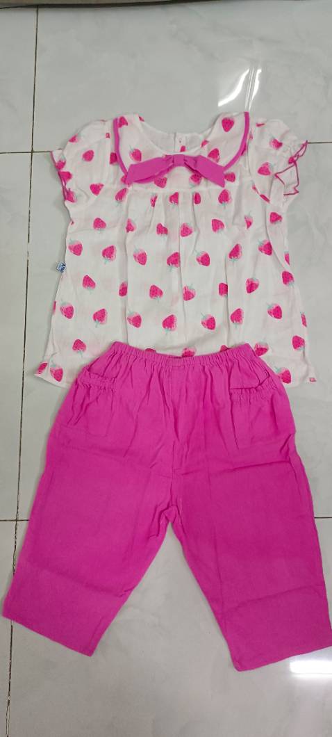 Bộ quần áo bé mặc rất đẹp. Vải đẹp, đường may chắc chắn. Bé rất thích