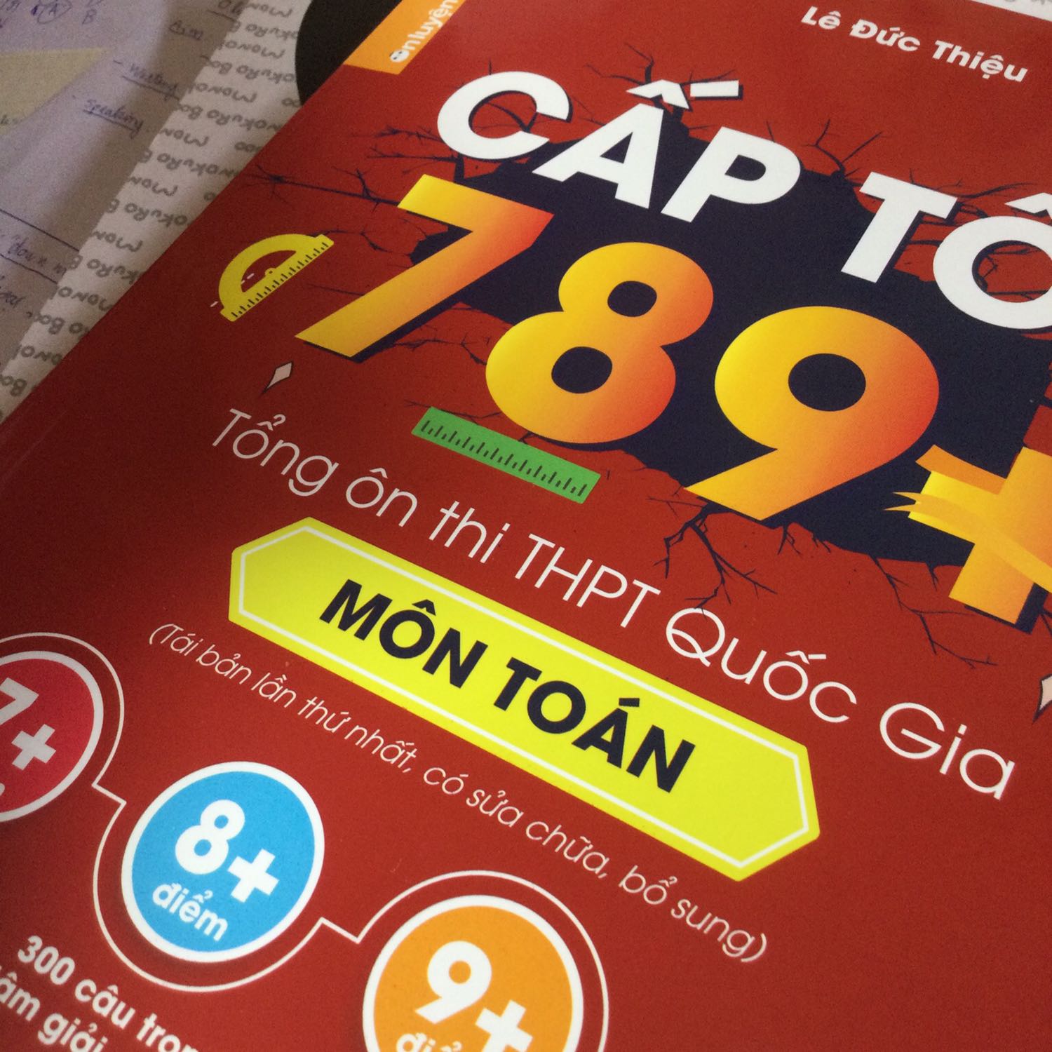 Sách rất tuyệt vời, đẹp lắm luôn. Nhưng giá như em để ý kĩ hơn là đây là sách ôn thi THPT :”)) em mới lớp 9 huhu. Không tiếc vì sách rất ổn, để dành sau dùng vẫn được. Chin nhỗi vì sự *** ngục này hehheee