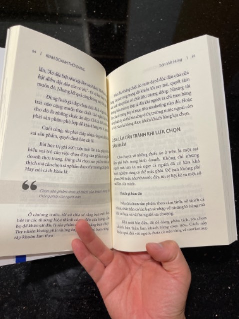 Được giới thiệu từ 1 người bạn nên tò mò mua về được thử. Cảm nhận đầu tiên là ngôn từ không màu mè nhưng khá lôi cuốn. Những bài học chia sẻ rất thực tế  và có giá trị cho những bạn muốn tham gia kinh doanh thời trang cũng như thương mại điện tử. 
Chắc chắn mình sẽ đọc hết quyển sách này.
💯 Recommend mọi người nên thử đọc!