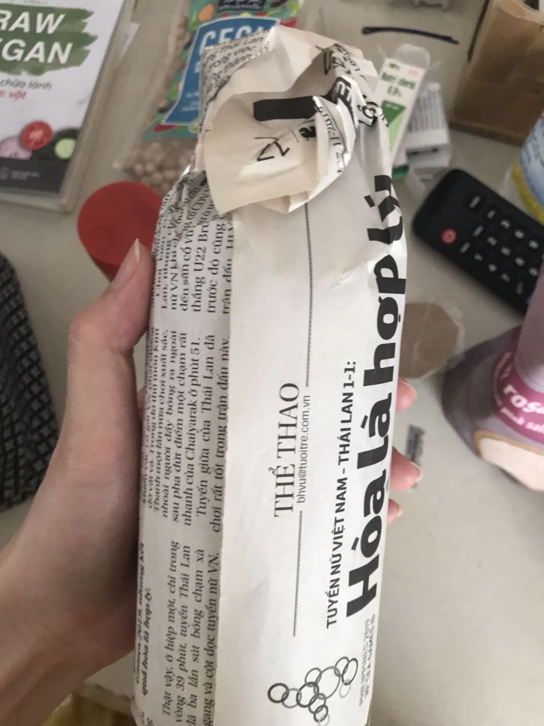 Vì biết được uống giấm táo có nhiều lợi ích như vậy nên liền đặt mua

Tham khảo trên mạng thì kênh youtube *Mita Tran có chỉ cách mua giấm táo là có ba chữ 
-raw (kg qua quá trình lọc)
-organic
-mother(con giống vẫn còn trong sp)
Nên các bạn mua về mà thấy vẫn có cợn trong giấm thì yên tâm nó là con giống vẫn tốt nhé

Còn cách uống mình tham khảo được:

Buổi sáng: pha 2 muỗng nhỏ giấm táo ( đong bằng muỗng nhựa or gỗ vì kim loại sẽ phản ứng vs axit giấm) + xíu muối ăn( muối hồng sạch càng tốt, kg thì cứ muối ăn thường) + xíu xiu ớt bột + 250ml nước lọc để pha loãng giấm táo r uống thôi. Ai uống được nhìu nước hơn thì pha thêm.
 Tối: dùng muỗng nhỏ đong giấm đổ trực tiếp vào miệng tránh dính răng sẽ ê ( 2 muỗng như pha buổi sáng)

Hoặc dùng cách này trước khi ăn trong ngày, và mỗi ngày chỉ dùng 1 lần là đc nếu kg phải là để điều trị theo hướng dẫn

Các bạn có thể tham khảo thêm YouTube MitaTran