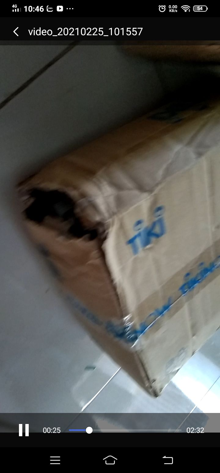 Giao hàng nhanh, đóng gói xơ xài lỡ bị dính nước là tiêu luôn, sách cứ để như vậy cho vào thùng. Thùng carton bị rách bên hông. Thật sự may mắn vì sách bên trong chưa bị ảnh hưởng gì.