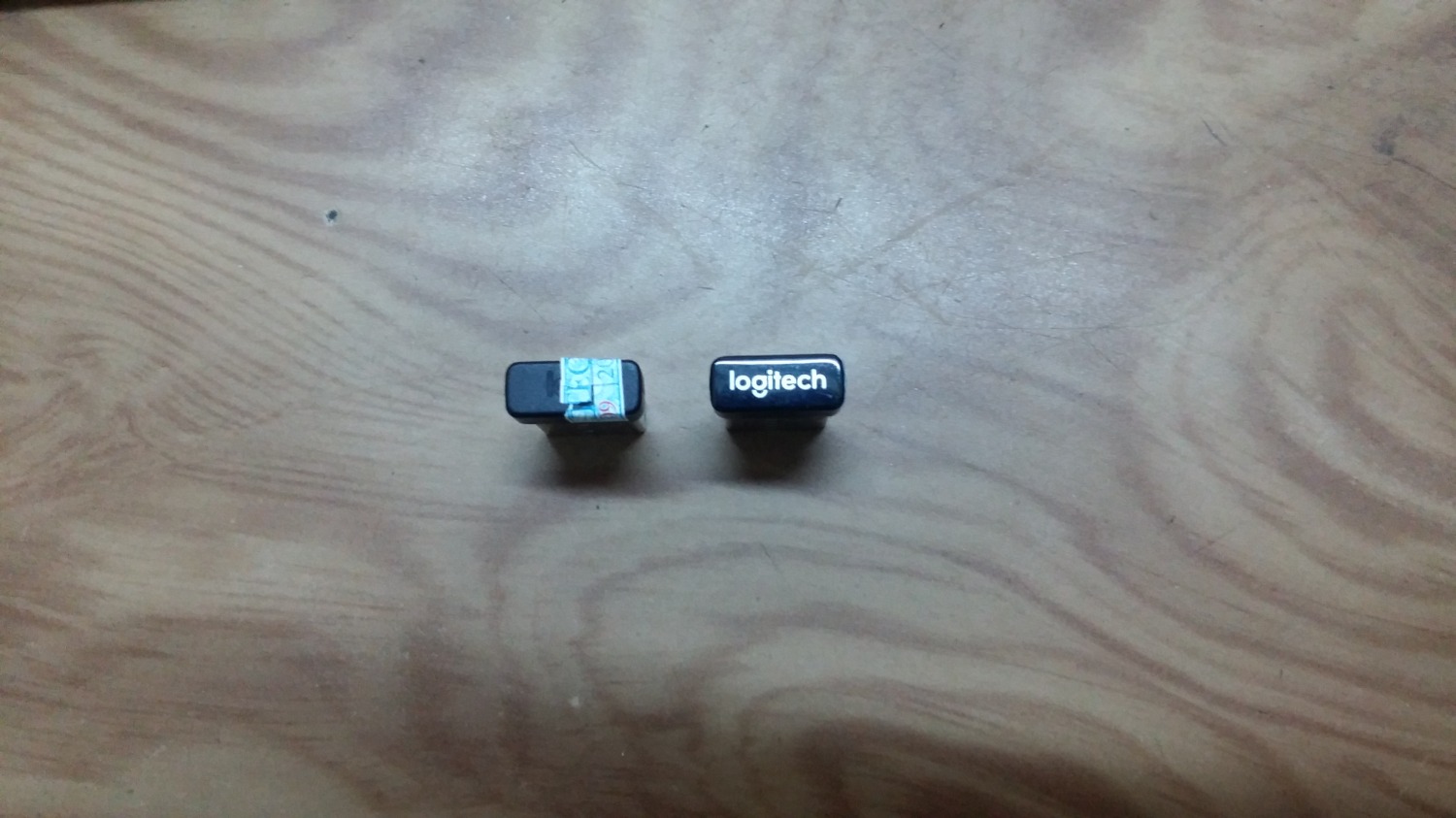 Sản phẩm này có vấn đề. Trước đây, cũng mã này Logitech MK270r.
Tôi đã từng mua 2 bộ này, nên chủ quan tiếp tục mua. SẢN PHẨM LẦN THỨ 3 TÔI MUA NÀY CÁI MINI RECEIVER KHÔNG CÓ UNIFYING.
Tức là cục receiver nhìn thô kệch, không tròn, trau chuốt và không có logo Unifying màu cam như trước. 
Khi tôi nói chuyện với nhân viên, họ nói lập lờ là sản phẩm đã có sự thay đổi, nhưng đó là vô lý, sản phẩm không đúng với hình ảnh. 
Nếu biết không có Unifying (tính năng kết nối receiver nổi tiếng và đắt tiền của thiết bị) thì tôi ko mua sản phẩm này. 
Ở phía dưới nhận xét có 1 người bị vụ này y chang như tôi.
Bây giờ mới hiểu tại sao có người khen xài đc có người nói bắt sóng ko tốt, trễ, lag, yếu. Là vì họ bị bán trúng sản phẩm giả ko có logo Unifying.
Chưa hết, sản phẩm trước tôi mua, cách mở hộp và gắn khác hẳn, hộp trước ghi rõ có Unifying và mở ở giữa, còn loại này mở hộp ở 2 bên hông, nắp che pin của bàn phím rất thô kệch, nhìn như đồ tàu, ko thô xảo như cái cũ.
Hiện này sản phẩm Logitech này, tiki bán đang nhập nhằng không rõ ràng hàng thật hàng giả gâp nhầm lẫn cho khách hàng. (Hiện nay tôi cũng ko biết cái bản này là giả hay thật nữa). 
Tôi đã kiểm tra trên website của Logitech, hàng chính hãng MK270r ko có cái receiver thô kệch và thiếu logo unifying này. Cũng chưa từng thấy logitech đưa thông cáo thay đổi sản phẩm này.
Phía dưới tôi chụp cho các bạn phân biệt giữa đồ giả (mới mua dính lúc nãy) ở bên phải và đồ thật (tôi mua trước đây ở bên phải) hoàn toàn khác biệt.
Các bạn hết sức cẩn thận khi mua hàng.