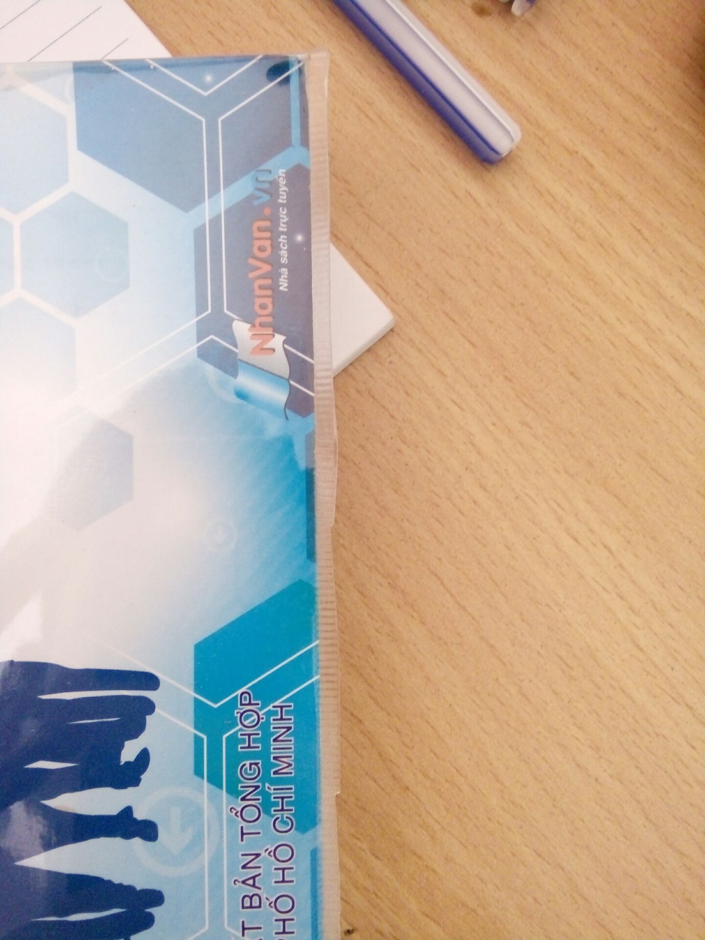 T rất khó tính khi chọn sách. Trong đó điều tôi quan tâm là nội dung và bìa sách. Nếu đã bọc thì add sau này bọc cho có hồn một chút. nhìn tn là t phải tự mình cắt lại rồi!