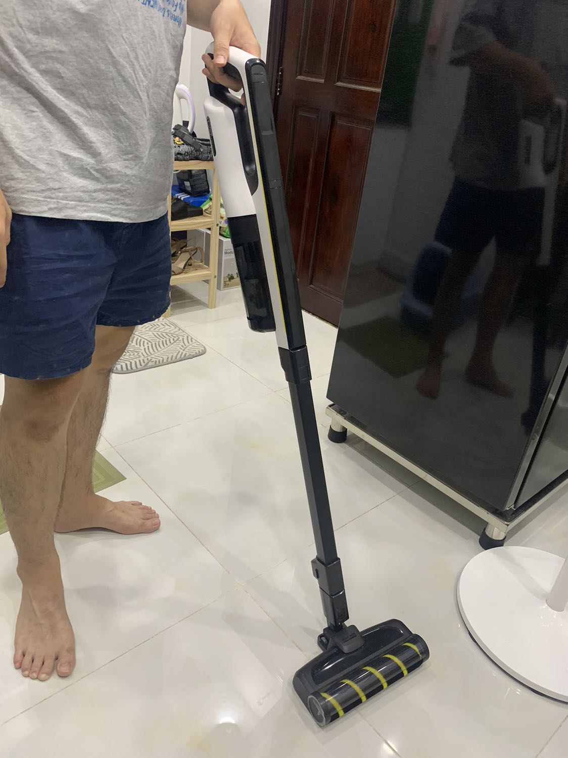 Máy hoạt động nhẹ nhàng, tiếng ồn vừa phải (nhưng mèo nhà mình vẫn giật mình haha). Máy gọn và cắm sạc xịn xò, thích nhất là đế cắm sạc. Các bạn mua về thấy mức pin đã xanh nhưng thật ra chưa đầy đâu, phải sạc một thời gian sau đó mới đầy nha.