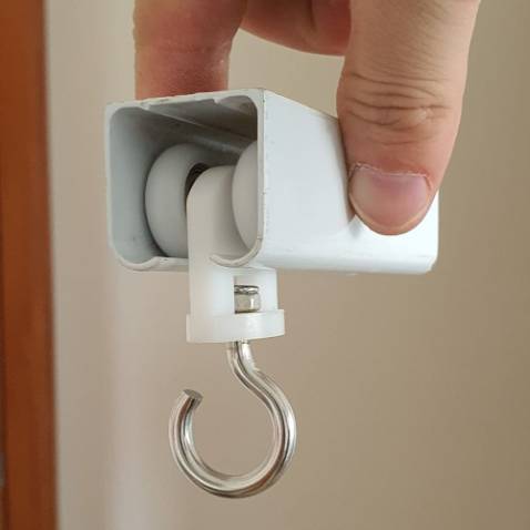 Bánh xe chạy rèm ngăn lạnh này rất ok. Chất lượng bánh rất tốt, trơn, dày, chắc. Đã lắp 1 bộ cho khách hài lòng. TÍnh ra giá thành cũng hợp lý vì mình thấy có lẽ hơn chục năm không hỏng được chắc không phải bảo hành, giao hàng nhanh, đóng gói cẩn thận