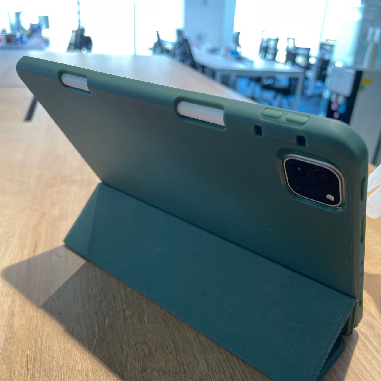 Bao ipad dùng ổn với apple pencil. Ko có viết thì ko nên mua dòng này vì phần chứa viết sẽ làm lỏng case.