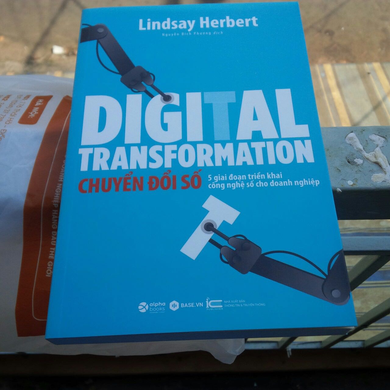 Quyển sách này giao đến nơi vẫn còn nguyên vẹn, ngoại quan vẫn còn mới đẹp.
Nội dung sách theo xu hướng, dựa trên sách nước ngoài Việt hoá lại theo văn phong trong nước nên dễ đọc dễ hiểu. Sách cung cấp nhiều thông tin và kiến thức hữu ích!