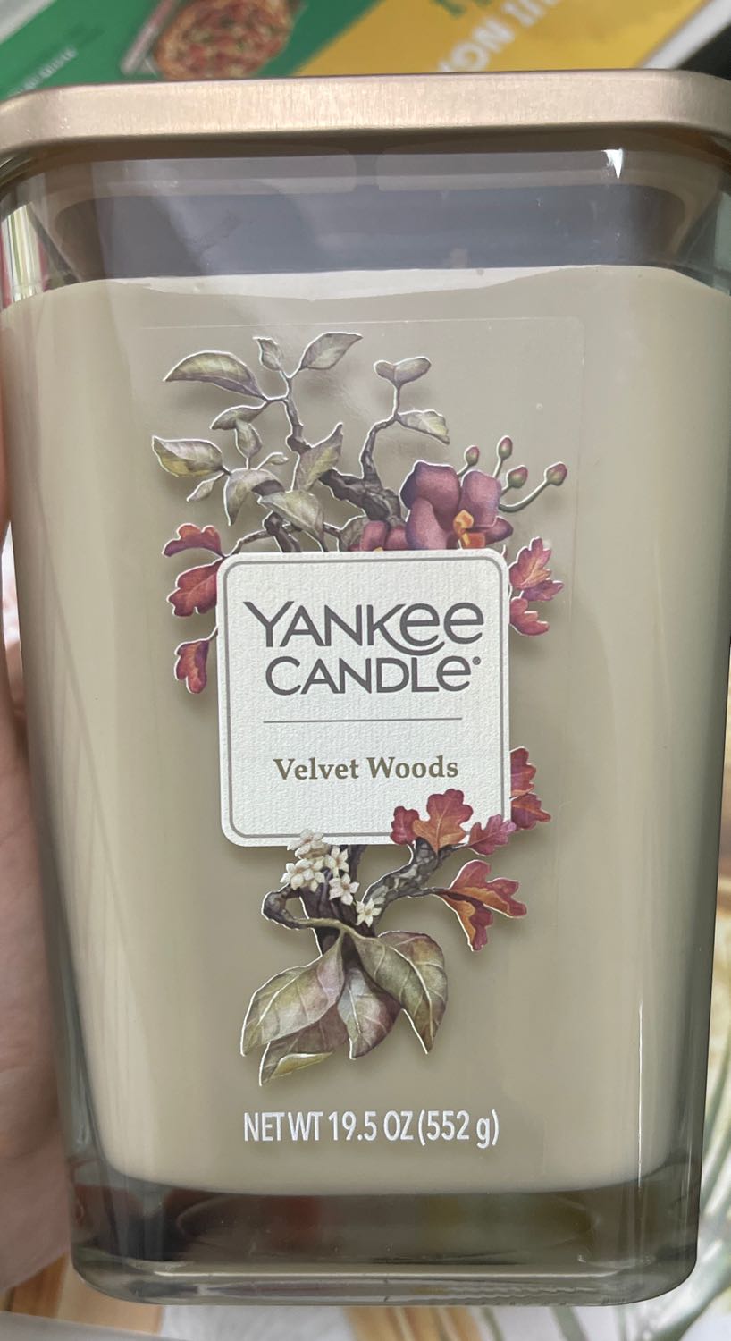 Tiki giao hàng nhanh hơn dự kiến, nhưng cũng mất 1 tuần mới nhận đc. Hàng đóng gói siêu cẩn thận, đúng loại, đầy đủ quà tặng. Chất lượng nến Yankee thì khỏi phải bàn r!