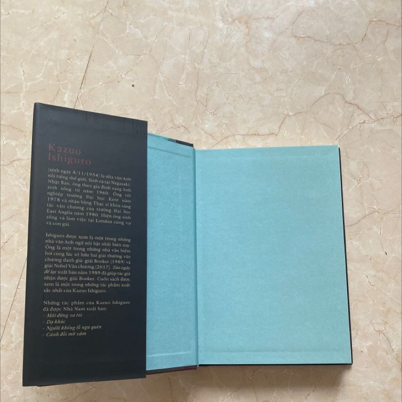 sản phẩm rất đẹp, bìa cứng, áo ôm. cuốn này mình mua do Fahasa giao. rất nhanh, ổn lắm mọi người ạ. 
về nội dung thì mình đọc cũng hứng thú. do thích cách tác giả viết trong "mãi đừng xa tôi" nên quyết định mua cuốn này. 

mong là trải nghiệm với "tàn ngày để lại" cũng tốt như thế 🤓