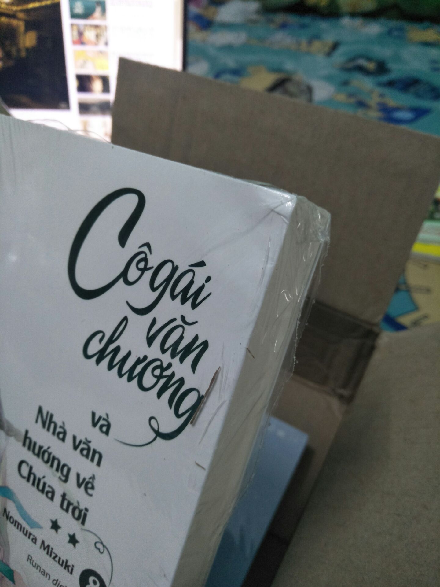 Tập này hình như hơi cũ một xíu. bị rách bọc một xíu, có 1 cọng chổi quét nhà ở trong bọc