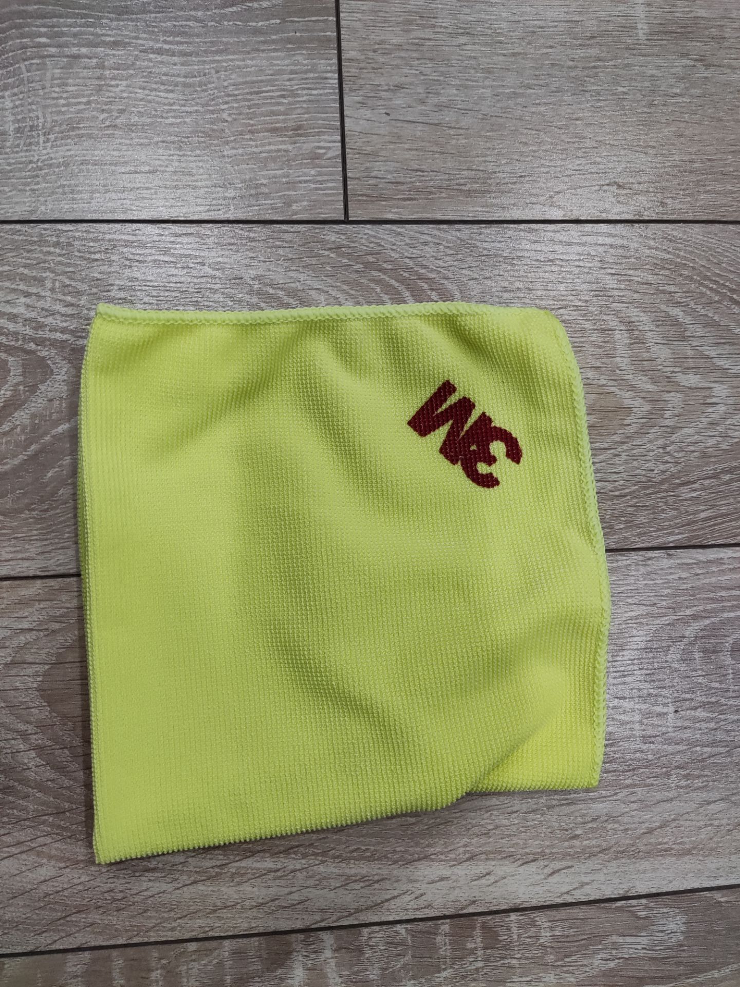 Sản phẩm đóng gói cẩn thận, tuy nhiên bảo được tặng 2 khăn 3m nhưng khi nhận hàng chỉ có 1 khăn